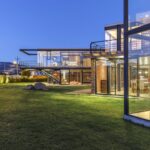 유리 모서리 너머로 본 Casa Ortega 저녁 외관