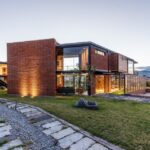 돌 디딤길 끝에 선 Casa Ortega 벽돌 매스