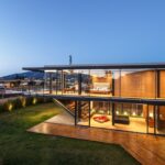 원목 데크와 저녁 조명이 어우러진 Casa Ortega 외관
