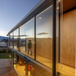 통유리 복도가 비치는 Casa Ortega 2층 외관