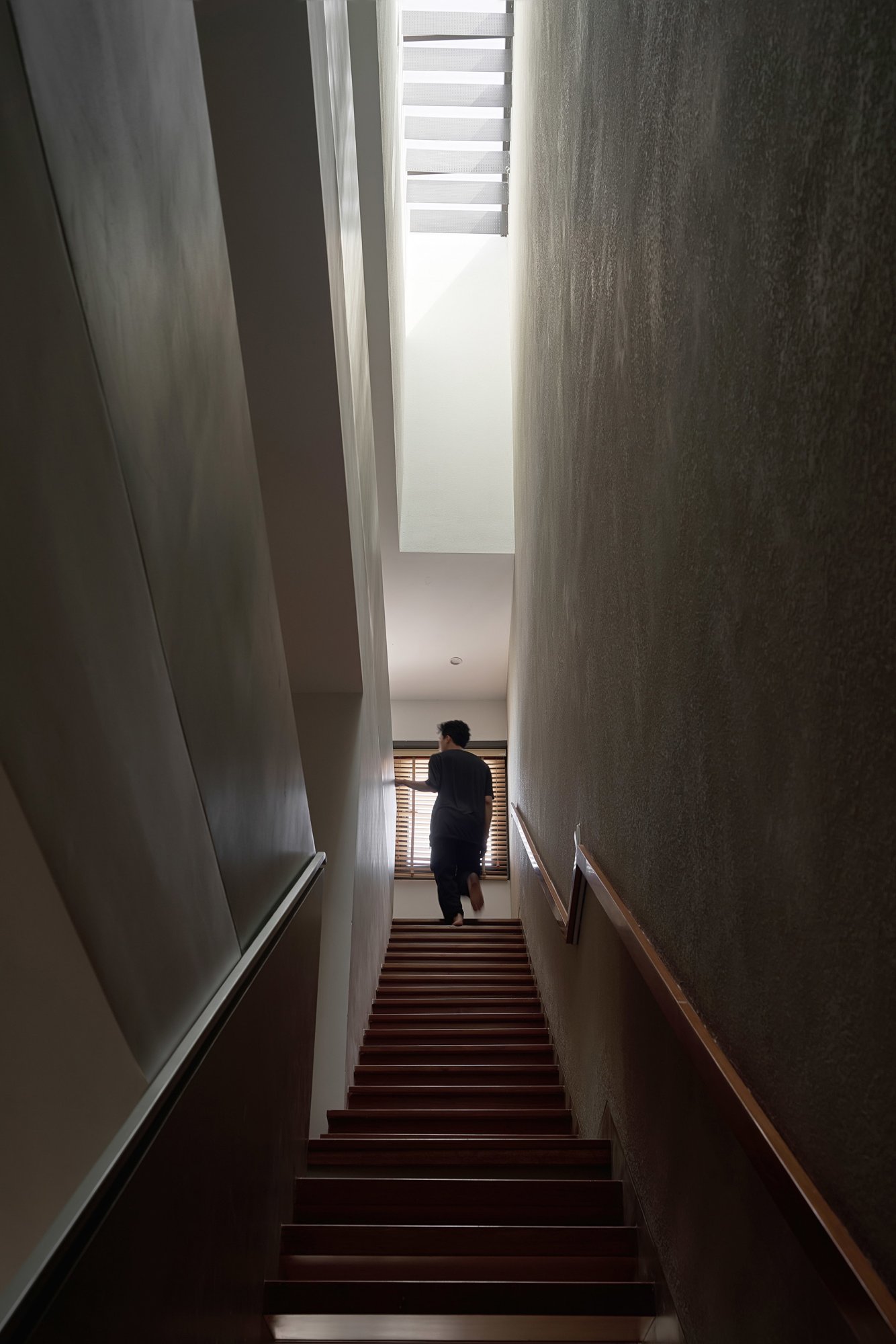 좁고 긴 스카이라이트를 따라 오르는 PAMA House 계단