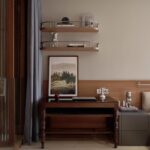 목재 책상과 선반을 둔 PAMA House 작은 작업 코너