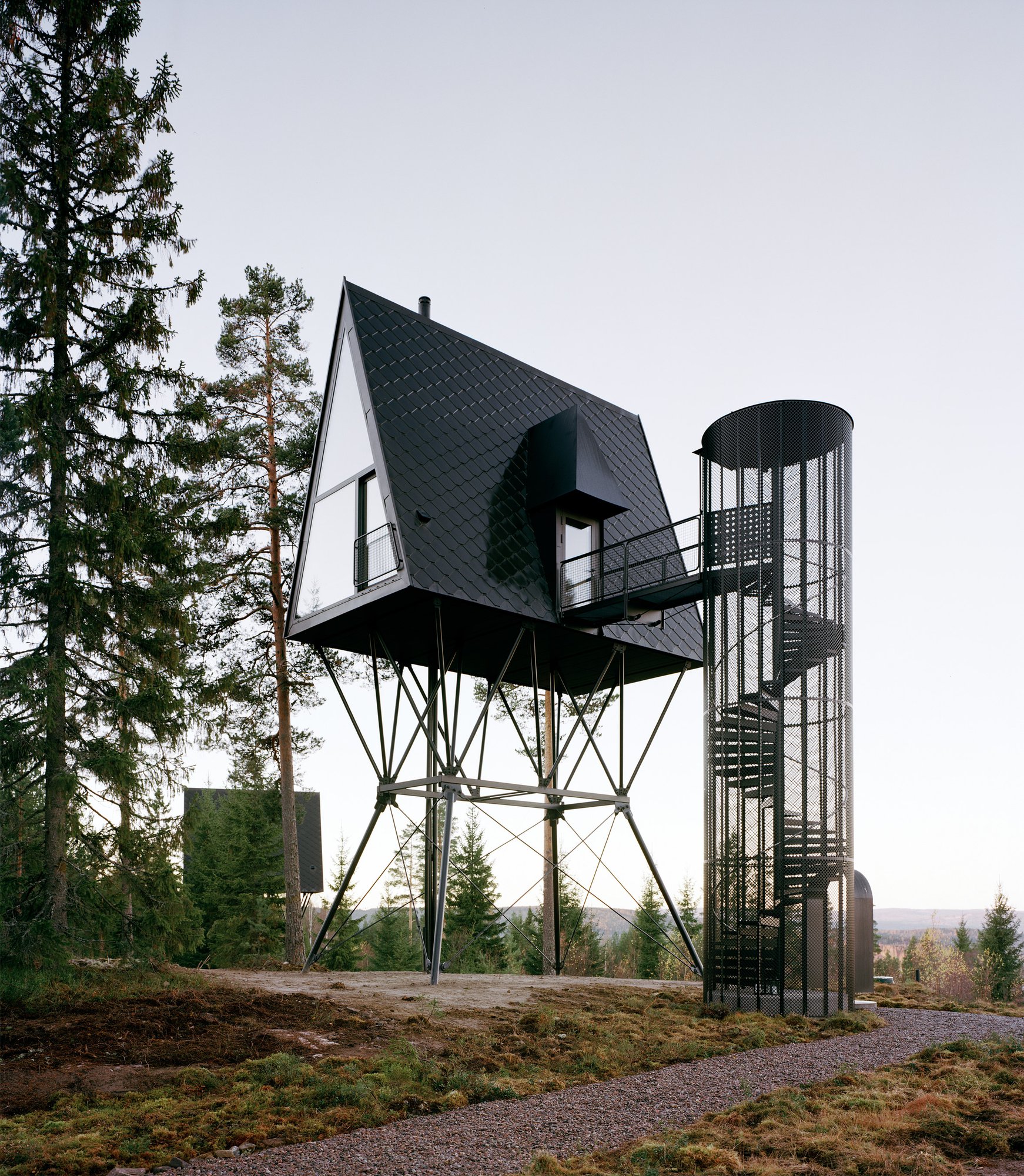 지상 8m 철골 다리 위에 올린 PAN Treetop Cabins 외관과 나선계단 타워