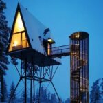 눈 내린 밤 불을 밝힌 노르웨이 트리하우스 캐빈 PAN Treetop Cabins