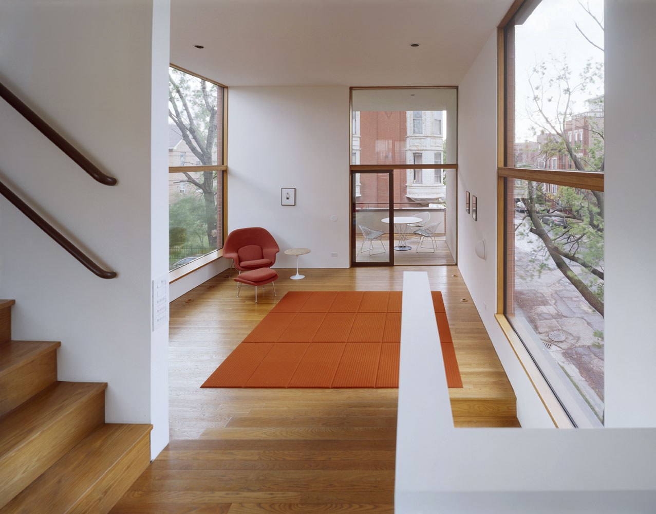 테라스 쪽으로 열린 Pfanner House 거실과 오렌지 러그