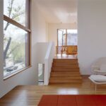 계단 몇 단으로 이어지는 Pfanner House 거실과 큰 창