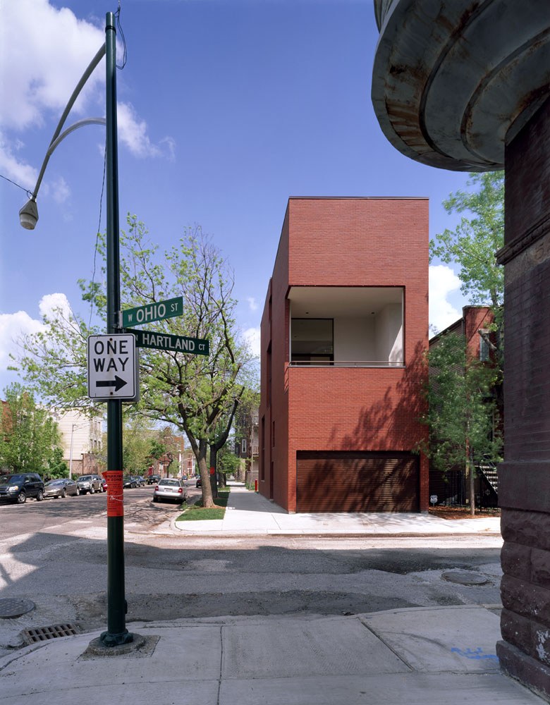 표지판이 선 시카고 Ohio Street 모퉁이에 자리한 Pfanner House 전경