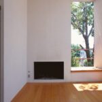 벽난로와 깊은 창턱이 있는 Pfanner House 방