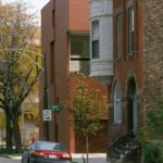 이웃 벽돌 건물들과 나란히 선 Pfanner House 가로 풍경