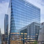 저층부 아트리움에 불이 켜진 후쿠오카 오피스 Tenjin Business Center II 외관 풀샷