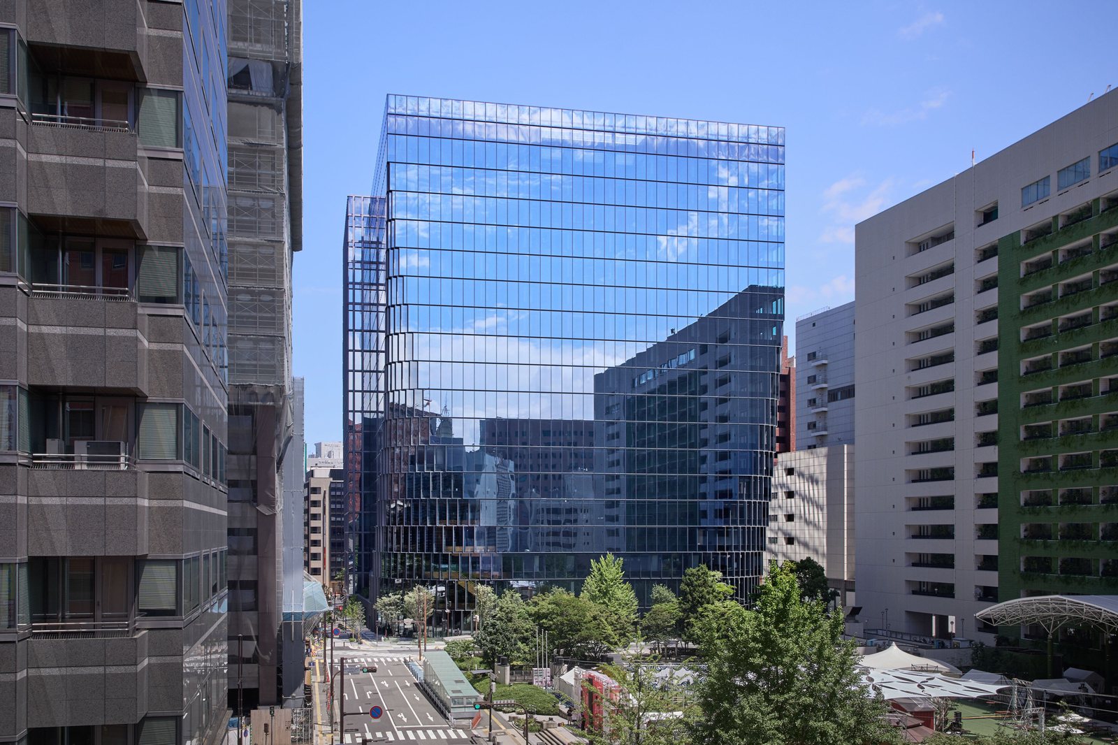 녹지 광장 너머로 보이는 Tenjin Business Center II와 텐진 거리