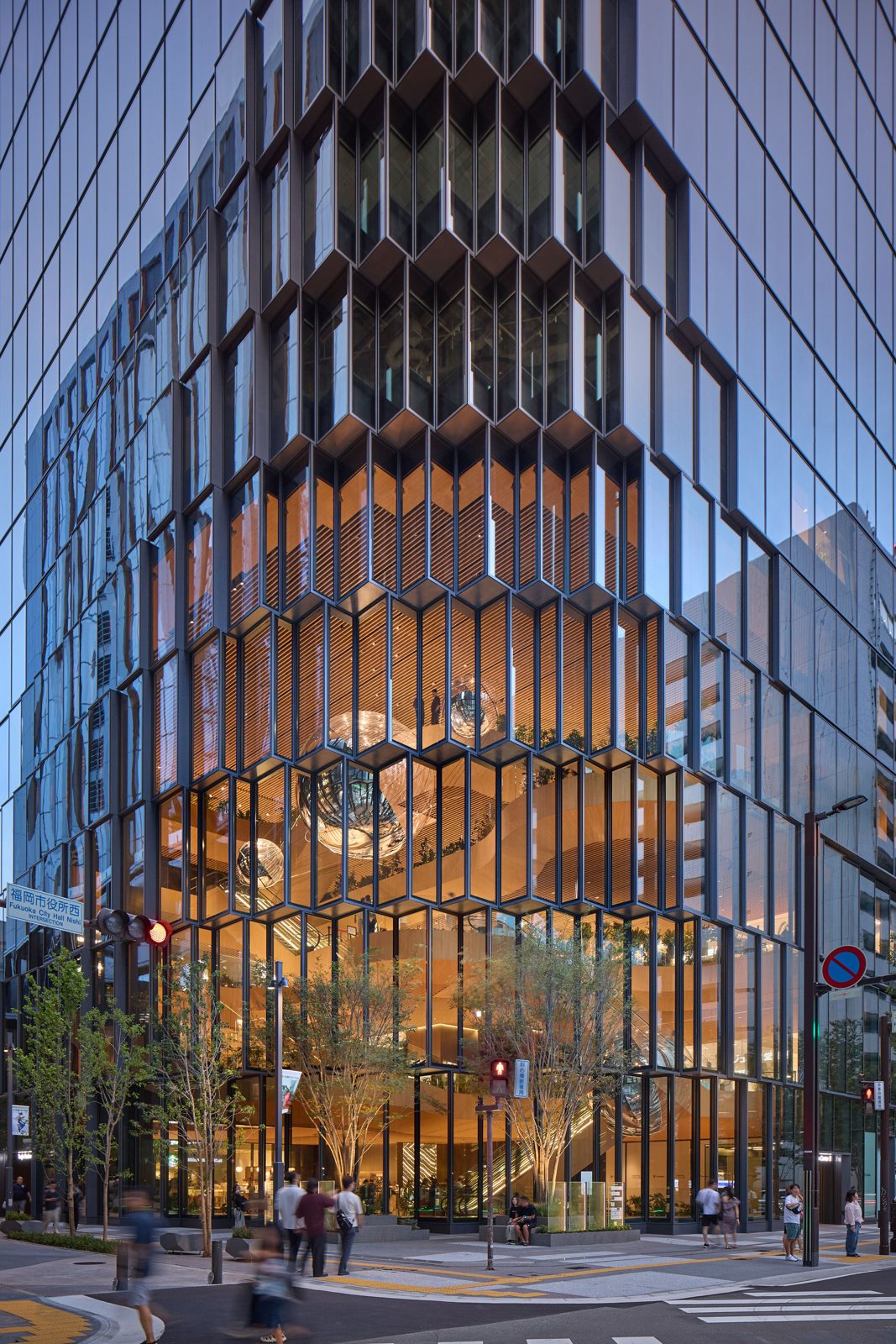 접힌 유리 파사드 뒤로 7개 층 아트리움이 드러난 Tenjin Business Center II 저층부