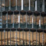 서가가 비치는 Tenjin Business Center II 저층부 유리 파사드