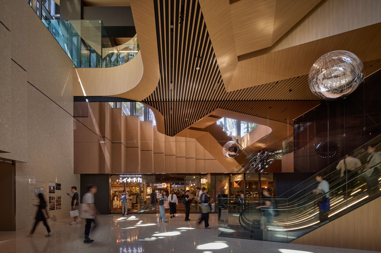 에스컬레이터와 매장이 이어지는 Tenjin Business Center II 지하 아트리움