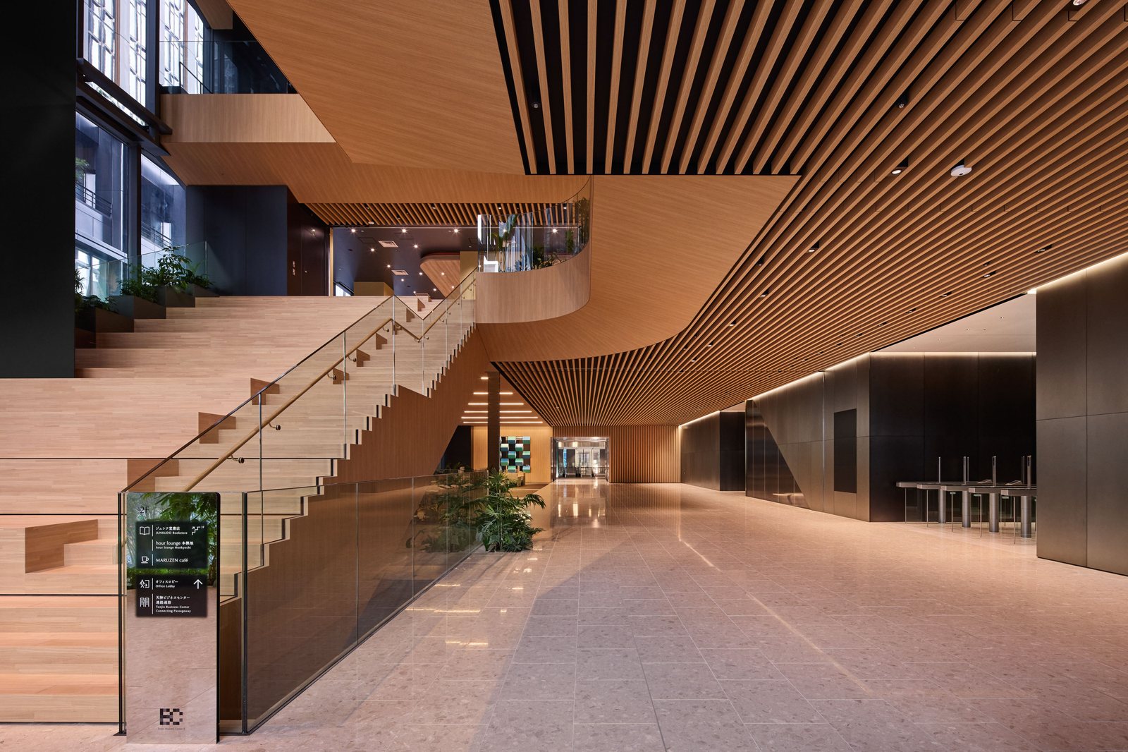 목재 루버 천장과 대계단이 있는 Tenjin Business Center II 오피스 로비