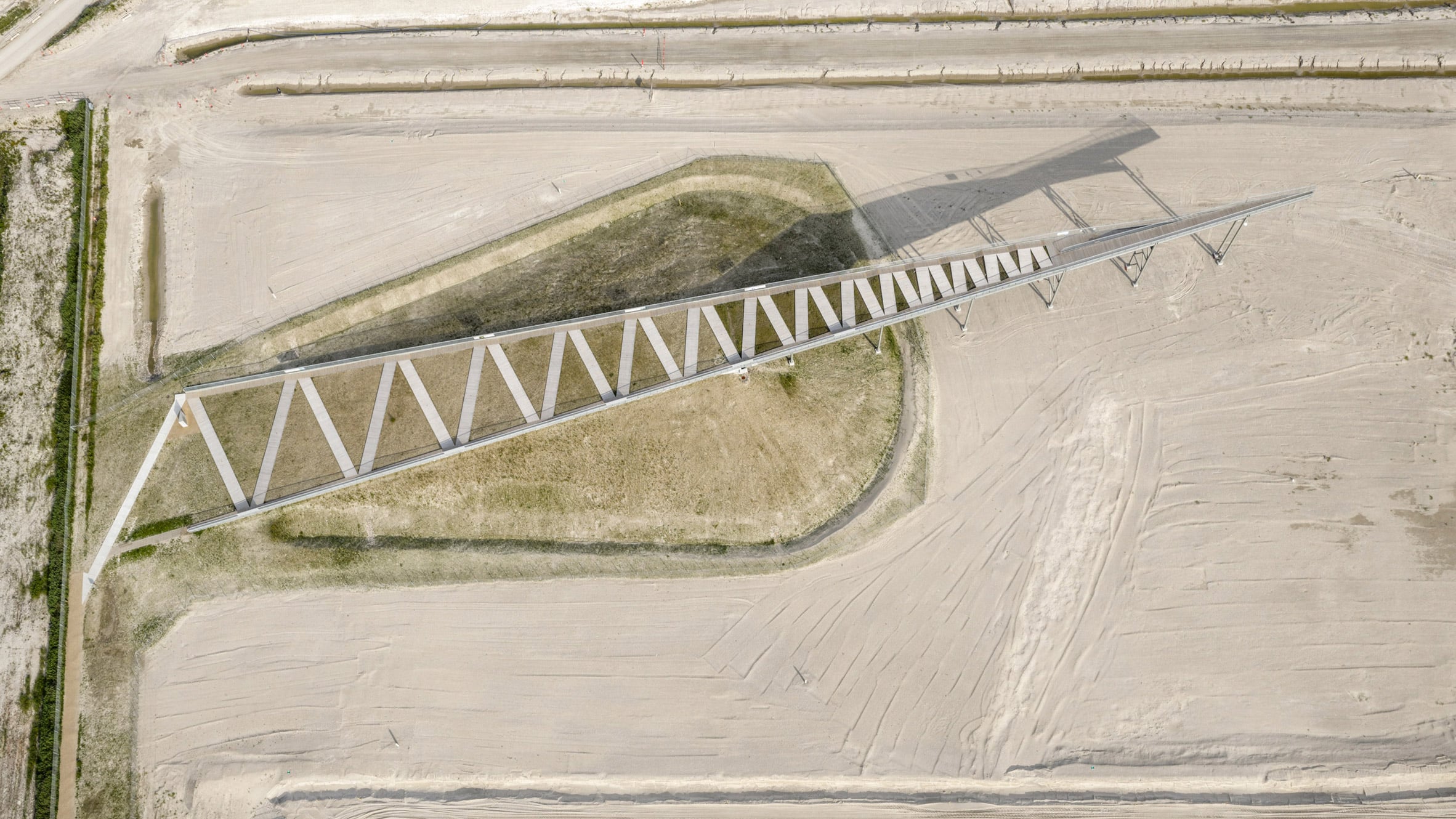 Fehmarnbelt Tunnel 공사 현장 위에 놓인 화살표 모양 전망대 Pilen 항공 사진