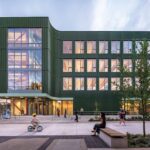 광장 쪽에서 본 매스팀버 미술대학 Jordan Schnitzer School of Art + Art History + Design 외관