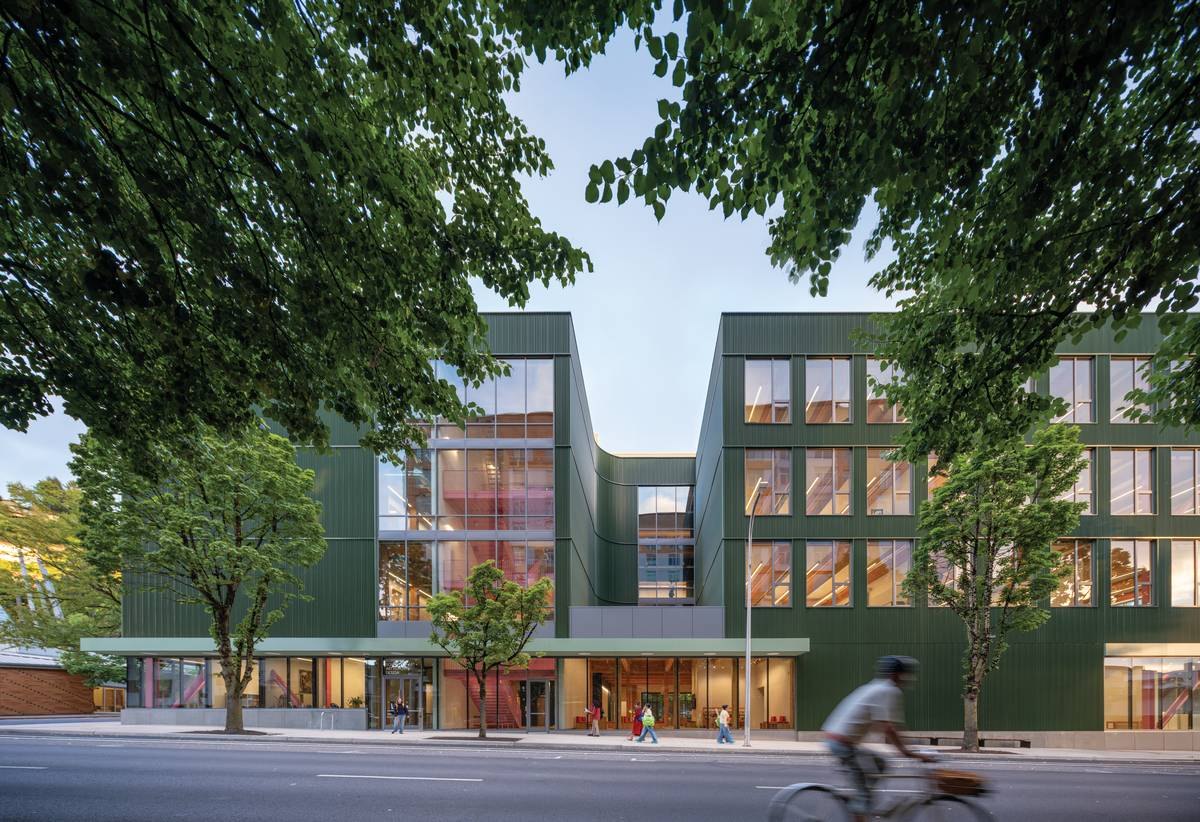 워크 야드를 향해 ㄷ자로 열린 Jordan Schnitzer School of Art + Art History + Design 서쪽 외관