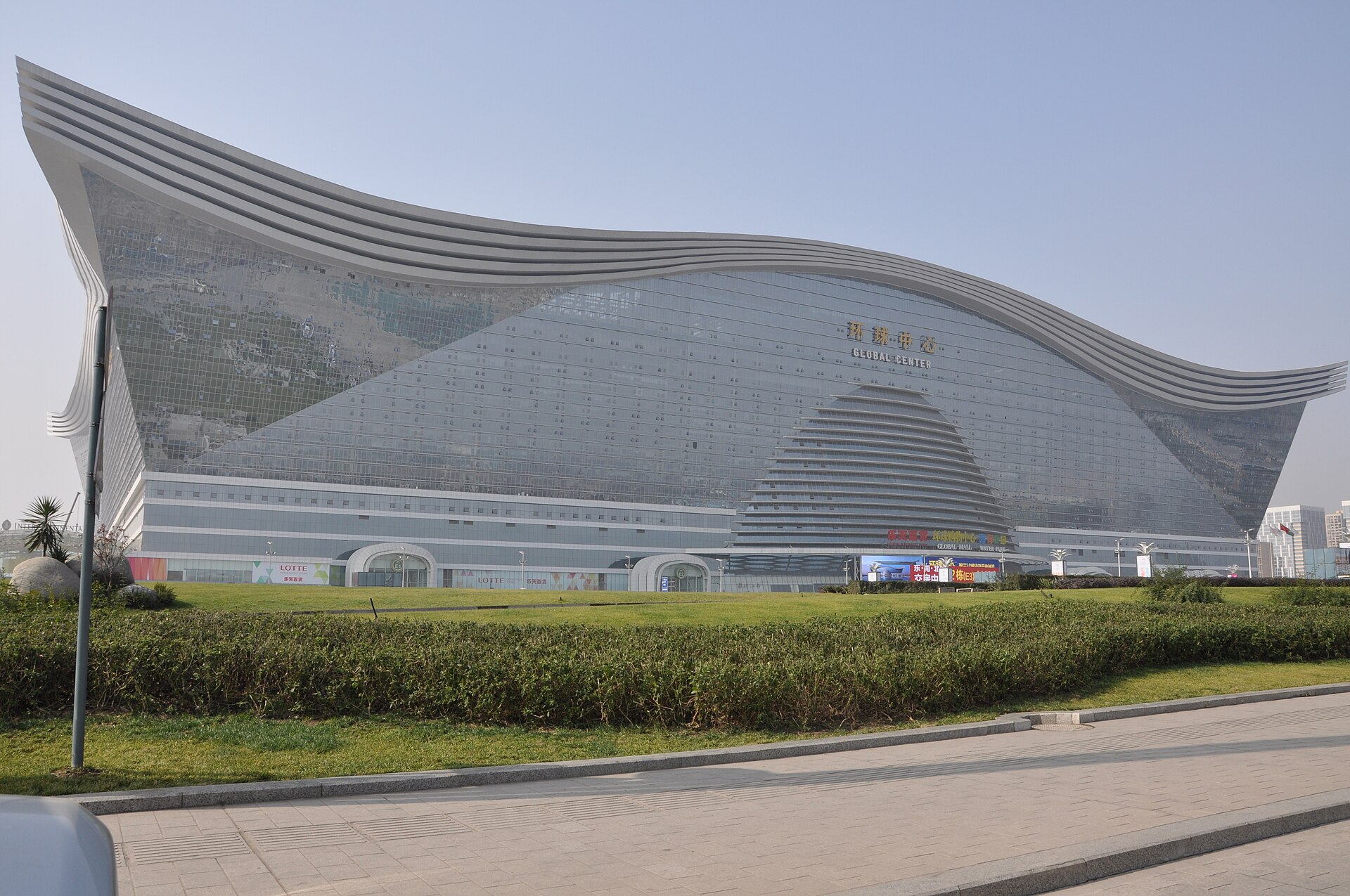 잔디밭 너머로 본 뉴 센추리 글로벌 센터 측면 외관