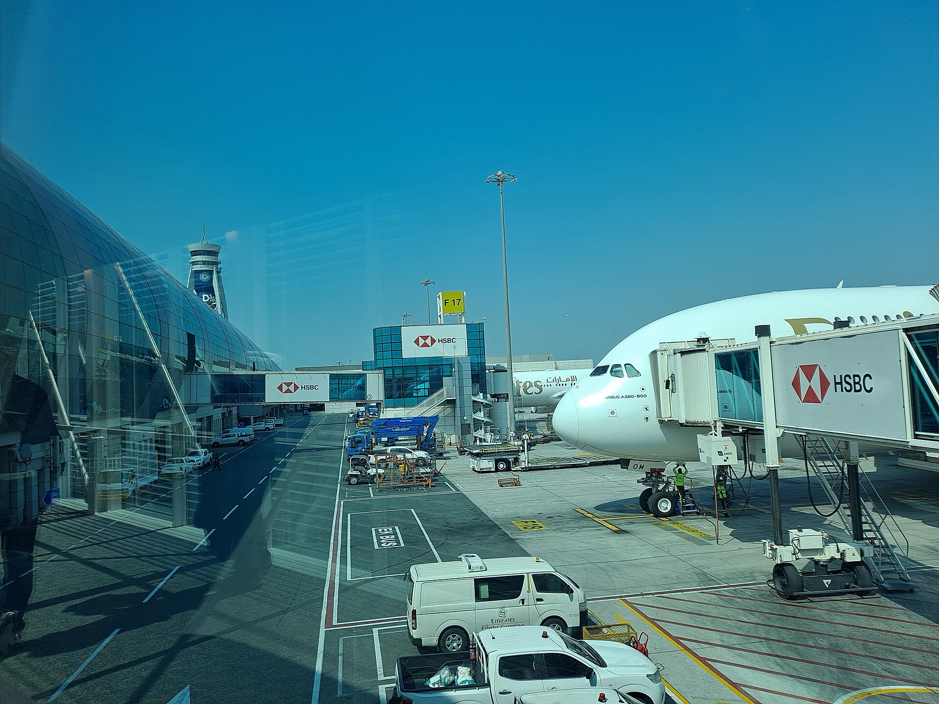 탑승교에 연결된 A380과 두바이 국제공항 터미널 3 콩코스