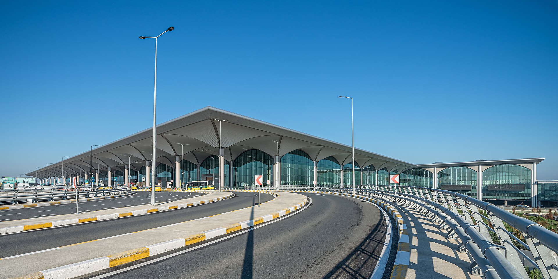 진입 고가도로에서 본 이스탄불 공항 터미널 전면