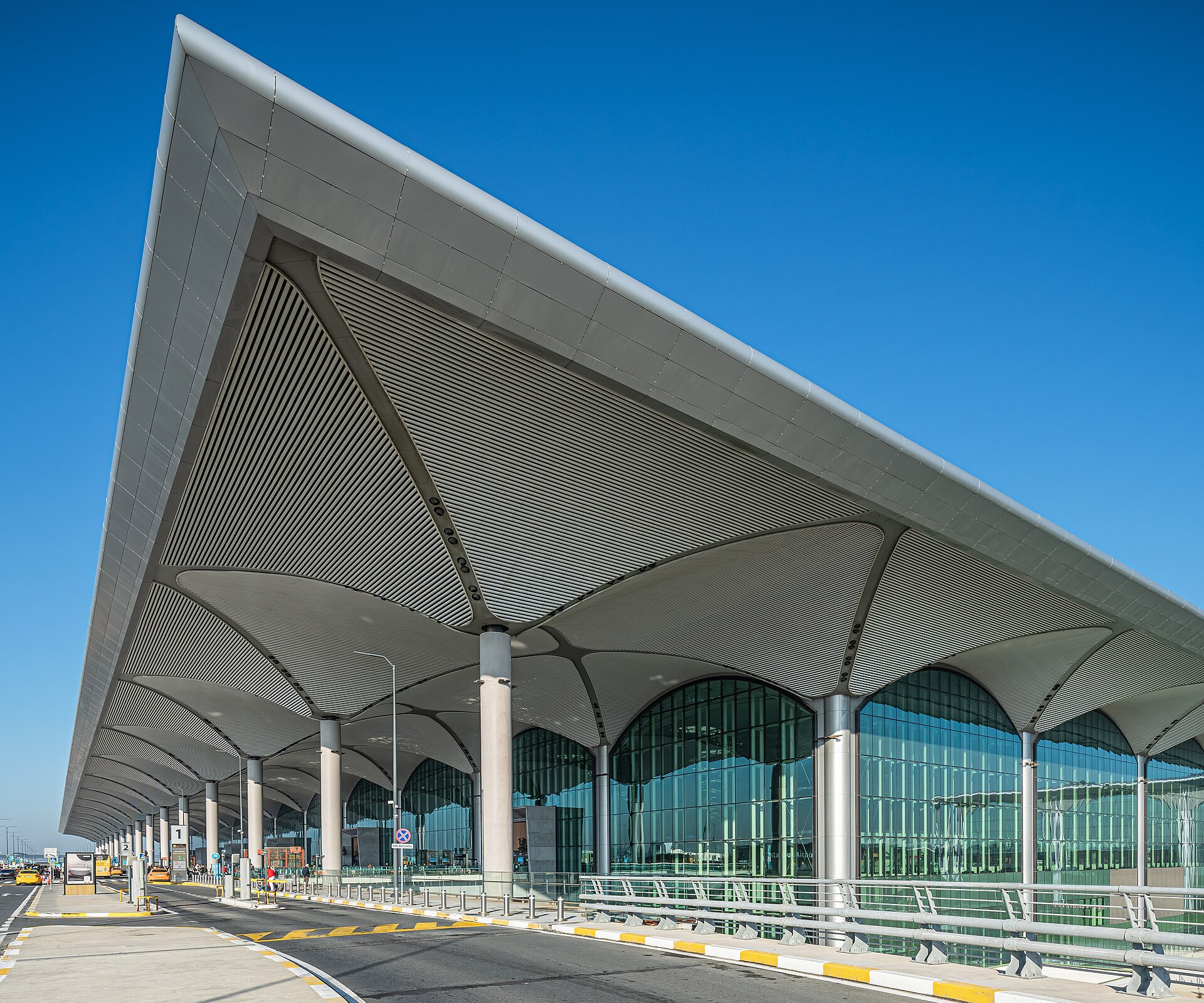 반복되는 지붕 모듈이 길게 이어진 이스탄불 공항 터미널 출발층