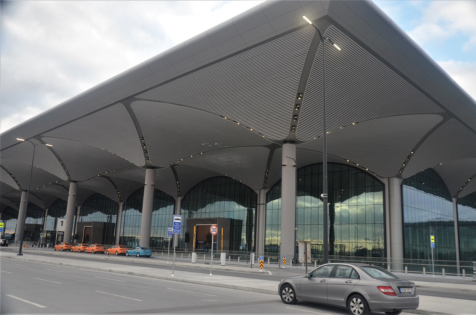 기둥마다 지붕이 갈라져 내려오는 이스탄불 공항 출발층 캐노피