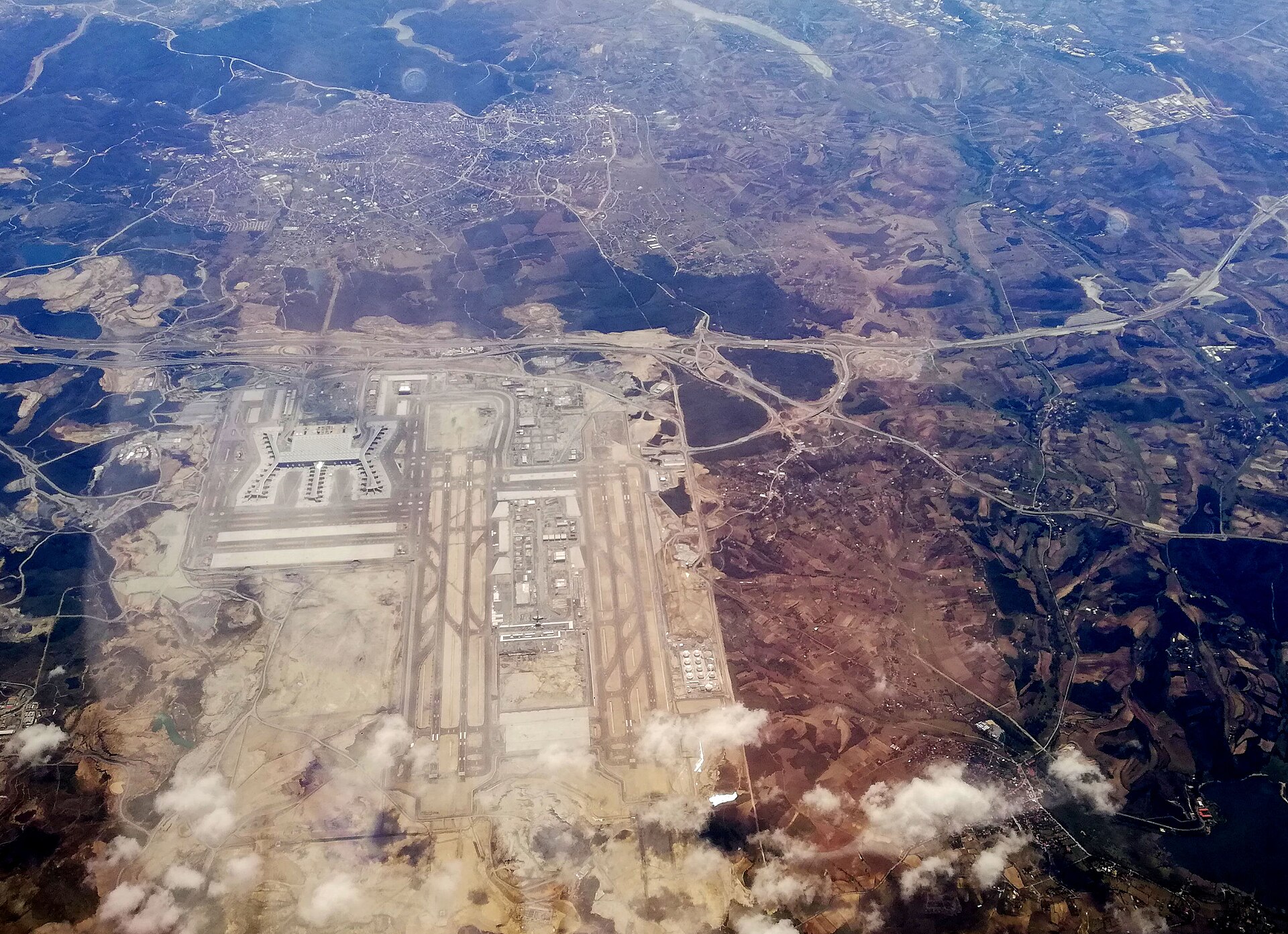 하늘에서 내려다본 이스탄불 공항 활주로와 터미널