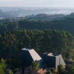 유칼립투스 숲 계곡 속에 자리한 Red Valley Dwellings 항공 사진