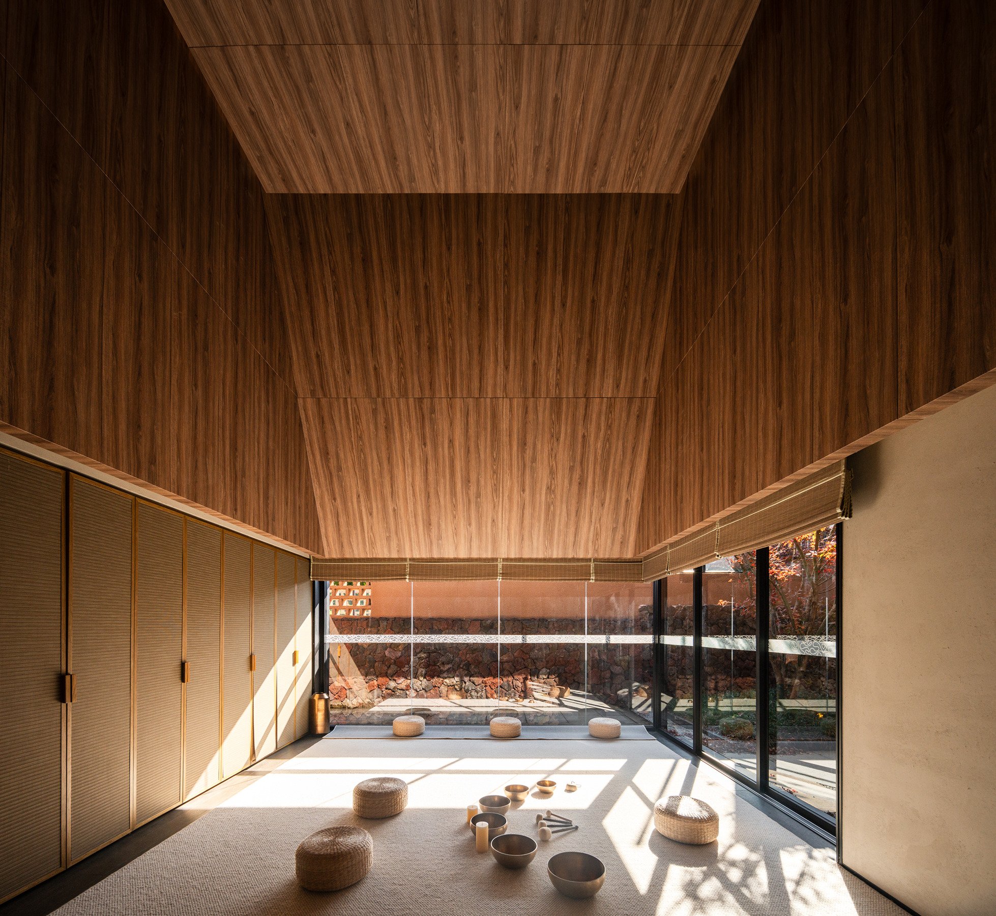 싱잉볼과 방석이 놓인 Red Valley Dwellings 스파 명상실