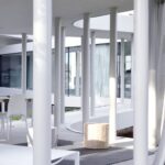 가는 화이트 기둥이 늘어선 Ring House 파빌리온 내부 세로 컷