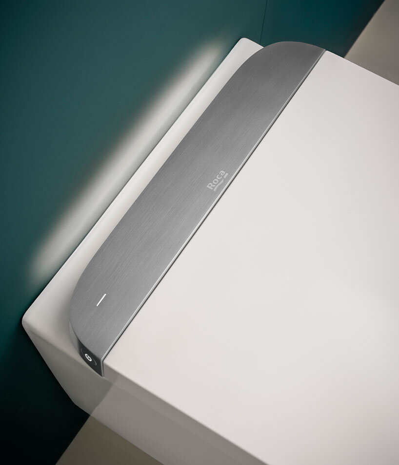Roca In-Wash Vorea 인탱크 모델 뒤쪽 스테인리스 커버와 벽면 리브 패널