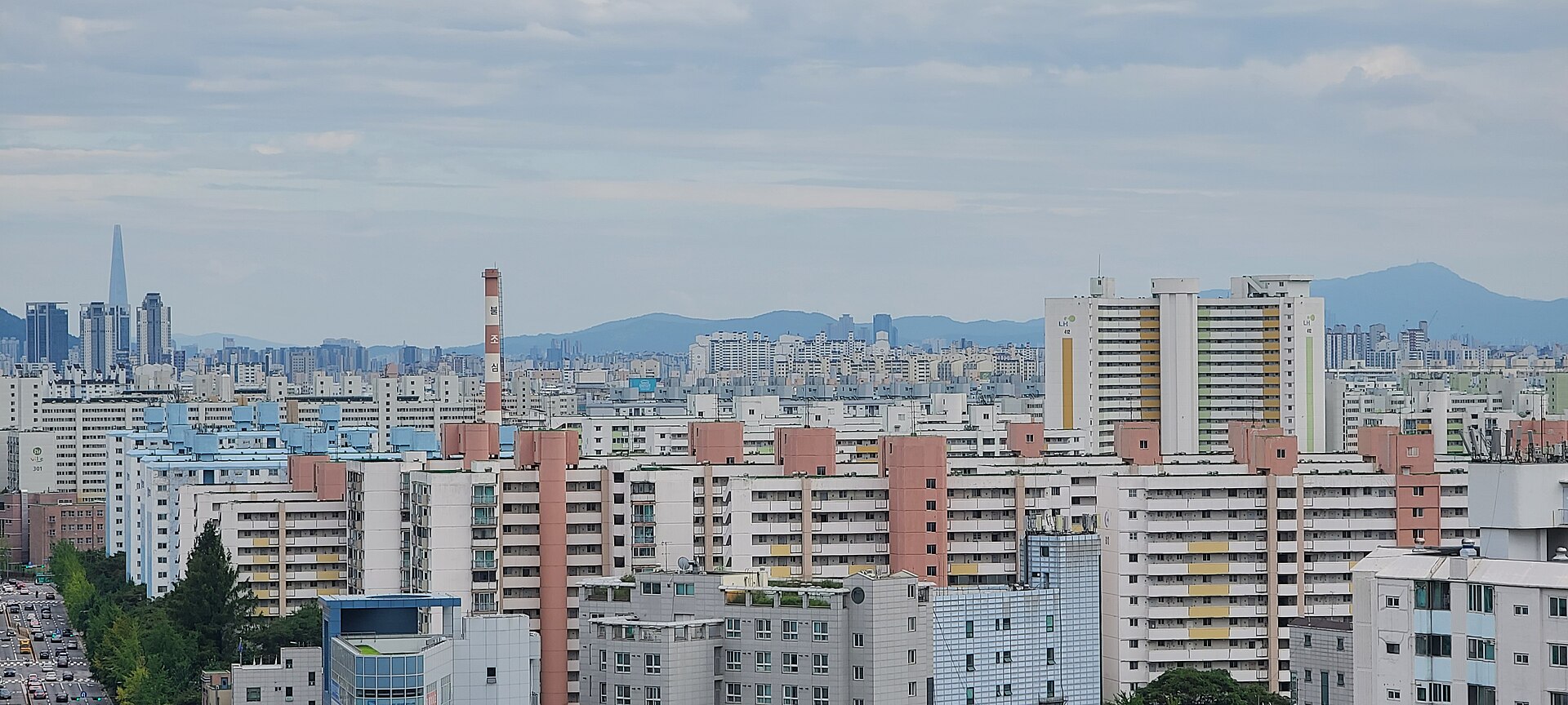 서울 노원구 아파트 단지와 멀리 보이는 롯데월드타워(자료 사진)