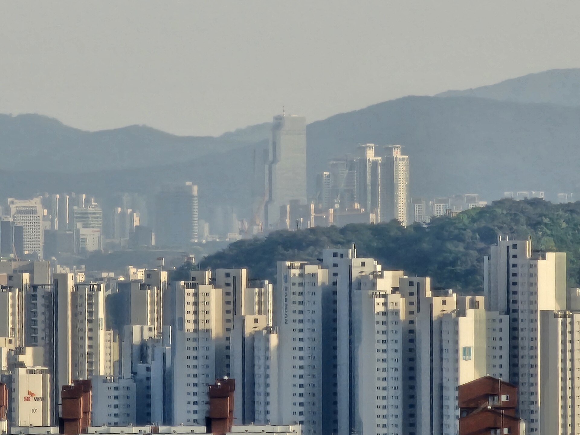 서울 도심의 고층 아파트 단지 전경