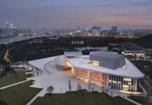 황혼 무렵 황푸강변에 자리 잡은 Shanghai Grand Opera House 전경