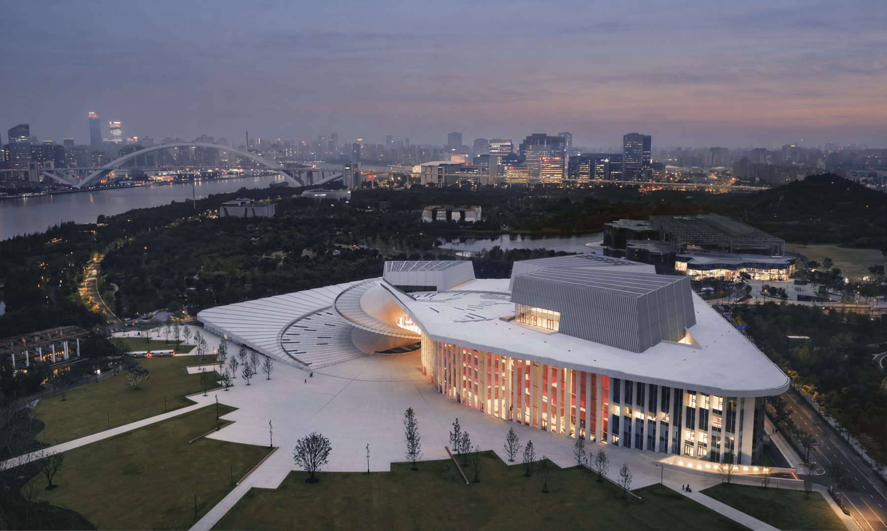 황혼 무렵 황푸강변에 자리 잡은 Shanghai Grand Opera House 전경