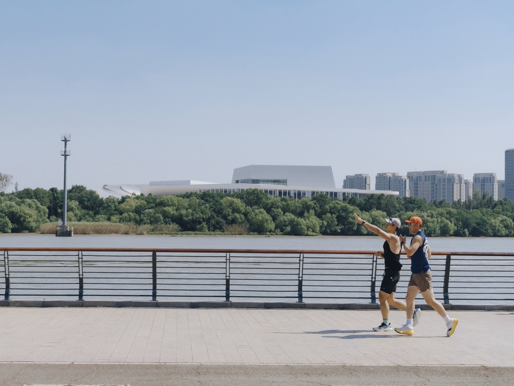 강변 산책로 너머로 보이는 Shanghai Grand Opera House