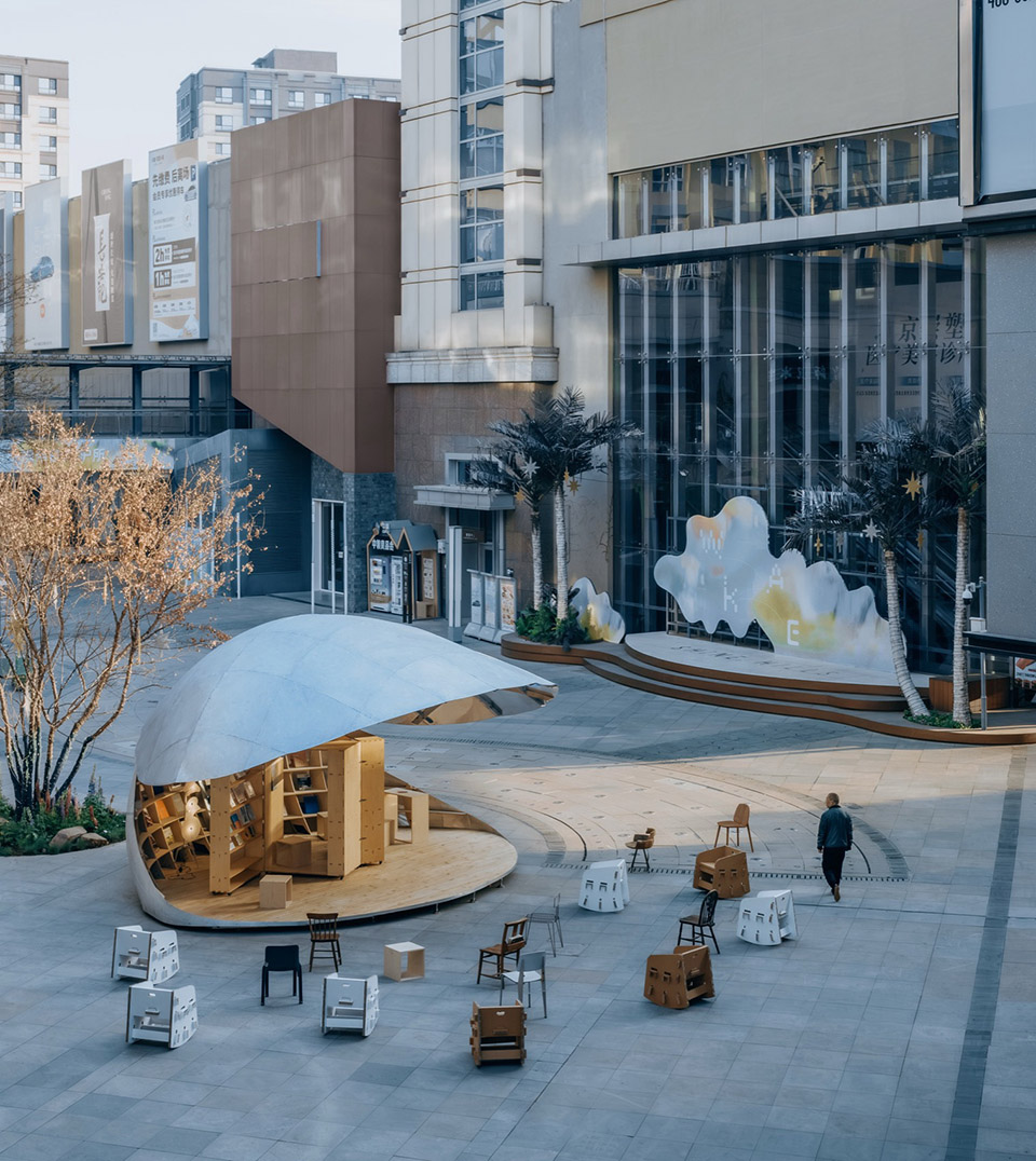 베이징 상업단지 분수 광장 한가운데 놓인 Shell Book Pavilion 전경