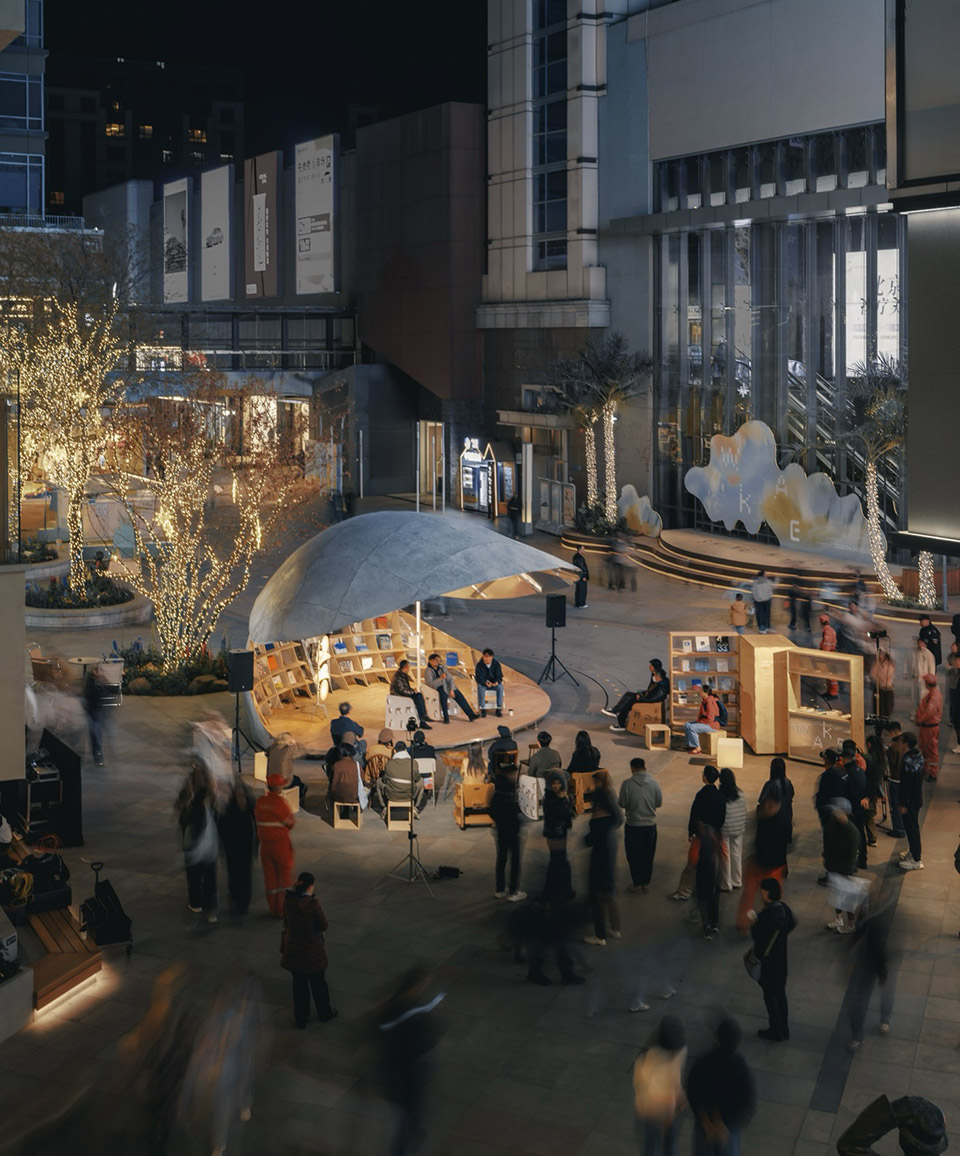 저녁 행사로 사람들이 모여든 Shell Book Pavilion 야경