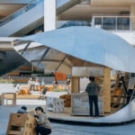 상업단지 에스컬레이터 앞 Shell Book Pavilion 이동식 북카트와 방문객