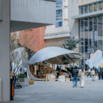 보행교 아래 광장에 놓인 Shell Book Pavilion 원경