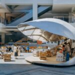 광장 쪽에서 본 완전히 열린 Shell Book Pavilion