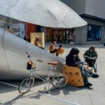 Shell Book Pavilion 쉘 곁에 자전거를 세우고 책 읽는 아이들