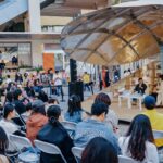 Shell Book Pavilion 무대를 바라보는 독서회 관객