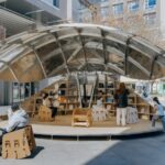 햇빛에 비치는 알루미늄 지붕 구조와 Shell Book Pavilion 서가