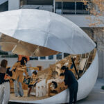 정면에서 본 Shell Book Pavilion 서가와 아이들