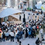 광장 계단과 발코니까지 사람이 찬 Shell Book Pavilion 독서회