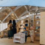 Shell Book Pavilion 서가 앞에서 책을 고르는 엄마와 아이