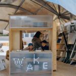 폴리카보네이트 북카트 너머로 보이는 Shell Book Pavilion 내부
