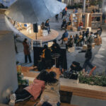 계단에서 내려다본 Shell Book Pavilion 야간 행사와 관객